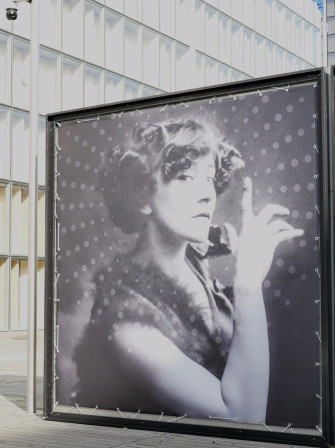Affiche de l'exposition consacrée à Colette sur le parvis de la BNF, on la voit jeune et impertinente.