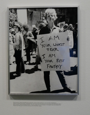 Photo de Donna Gottschalk qui tient une pancarte sur laquelle est écrit : I am your worst fear I am your best fantasy