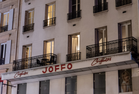 L'ancienne enseigne d'un commerce désormais fermé, Joffo coiffeur.