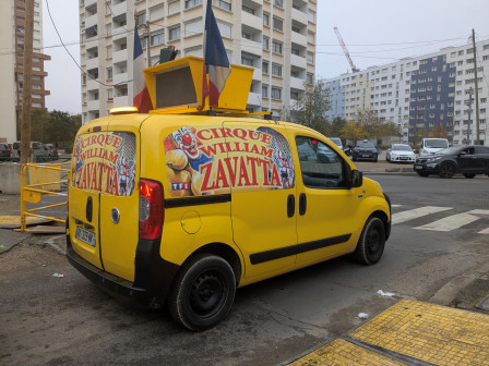 Ceci n'est pas mon bus, n'en déplaise aux plus moqueurs, mais c'est l'endroit précis où je le prends (ou l'attends !)