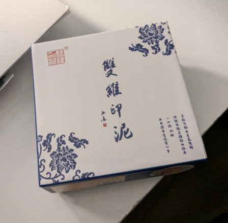 De la pâte à sceaux qui sent le patchoulis.