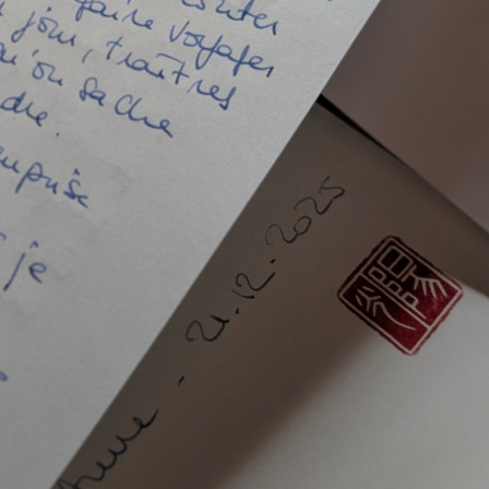 Du papier à lettre avec mon écriture dessus, et un sceau sous la signature.