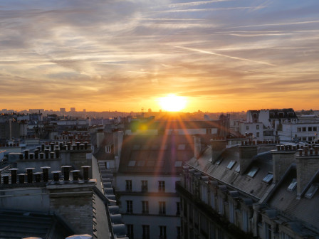 Gammes sur l'exposition : un lever de soleil sur le toit de mn bureau.