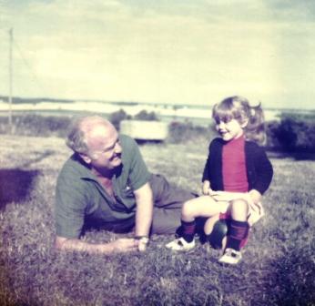 Mon papy allongé par terre, moi vers 4 ans, assise sur un ballon, couettes insolentes. La vie parfaite existait alors.